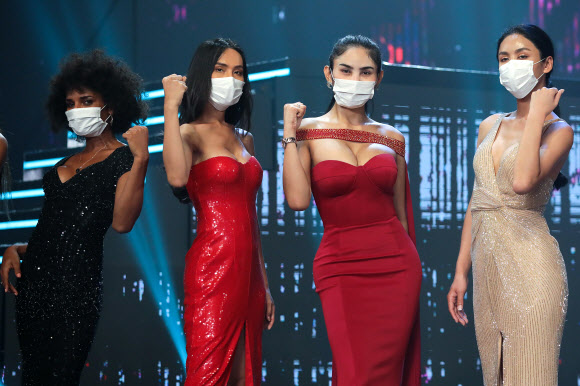 지난 5일(현지시간) 태국 파타야에서 열린 ‘2020 미스 인터내셔널 퀸’ 선발 대회에서 참가자들이 신종 코로나바이러스 감염증(코로나 19) 확산을 우려해 마스크를 쓰고 단체 사진을 찍고 있다. AFP 연합뉴스