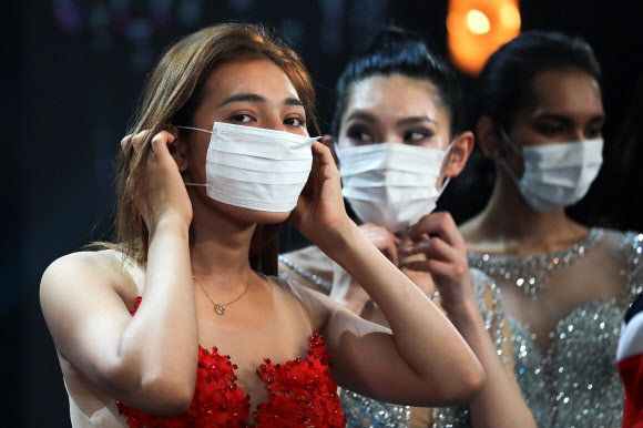 지난 5일(현지시간) 태국 파타야에서 열린 ‘2020 미스 인터내셔널 퀸’ 선발 대회에서 참가자들이 신종 코로나바이러스 감염증(코로나 19) 확산을 우려해 마스크를 쓰고 단체 사진을 찍고 있다. AFP 연합뉴스