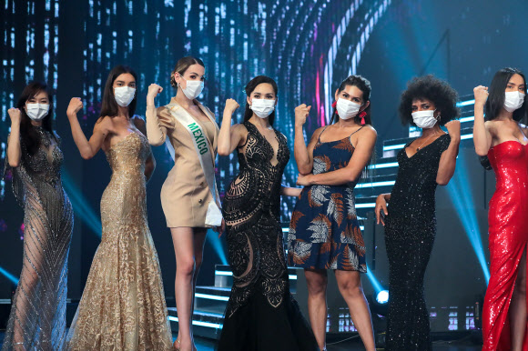 지난 5일(현지시간) 태국 파타야에서 열린 ‘2020 미스 인터내셔널 퀸’ 선발 대회에서 참가자들이 신종 코로나바이러스 감염증(코로나 19) 확산을 우려해 마스크를 쓰고 단체 사진을 찍고 있다. AFP 연합뉴스