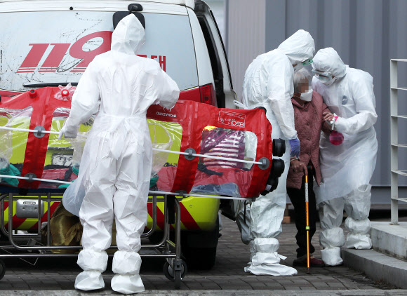 서울로 온 고령의 확진자