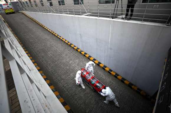 대구경북 지역서 이송되는 확진자