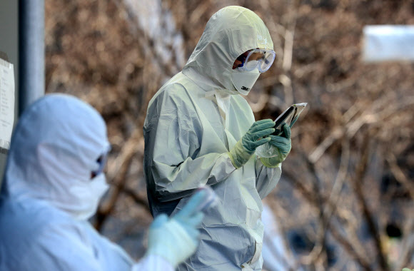지퍼백에 담은 스마트폰 보며 ‘잠깐 휴식’