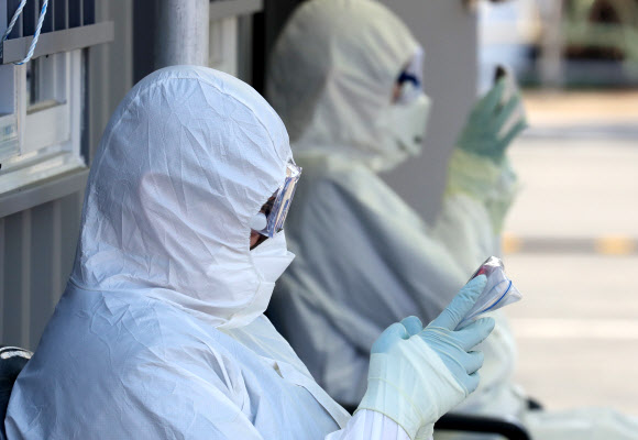 지퍼백에 담은 스마트폰 보며 ‘잠깐 휴식’