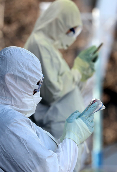 지퍼백에 담은 스마트폰 보며 ‘잠깐 휴식’