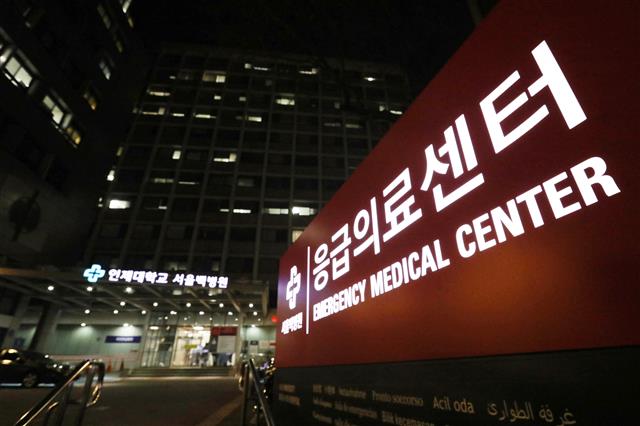8일 서울 중구 서울백병원 응급의료센터 간판에 환하게 불이 켜져 있다. 이날 서울백병원에 입원 중이던 78세 여성 환자가 코로나19 확진 판정을 받아 병원 외래 및 응급의료센터 등 병동 일부가 폐쇄됐다. 뉴스1