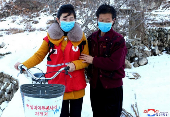 ‘초특급 방역’ 나선 북한 자원봉사자들…“마스크는 필수”