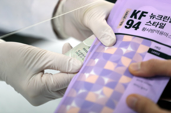 신종 코로나바이러스 감염증(코로나19) 예방을 위해 공적 마스크를 배분하는 ‘마스크 5부제’ 시행 첫날인 9일 오전 대구시 수성구 범어동의 한 약국에서 주민등록번호 년도 끝자리가 6인 시민이 마스크를 구매하고 있다. 마스크 5부제에 따라 월요일은 1·6년, 화요일 2·7년, 수요일 3·8년, 목요일 4·9년, 금요일 5·0년으로 출생연도가 끝나는 이들이 약국에서 마스크를 2매 살 수 있다. 2020.3.9  연합뉴스