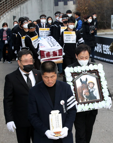 한국마사회의 부조리를 고발하며 극단적 선택을 한 고(故) 문중원 기수의 발인식이 9일 오전 서울 종로구 서울대학교병원 장례식장에서 열려 관계자들이 고인의 영정과 시신을 운구하고 있다. 2020.3.9  연합뉴스