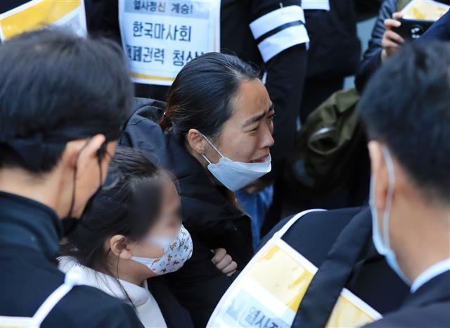 9일 오전 서울 종로구 서울대병원 장례식장에서 엄수된 고(故) 문중원 기수의 발인식에서 부인 오은주 씨 등 유가족들이 슬픔에 잠겨있다. 한국마사회의 비리 의혹을 폭로하는 유서를 남긴 채 스스로 목숨을 끊은 고인은 그가 말을 달렸던 부산경마장에서의 노제를 끝으로 경남 양산 솥발산공원 묘원에 묻힌다. 2020.3.9 뉴스1