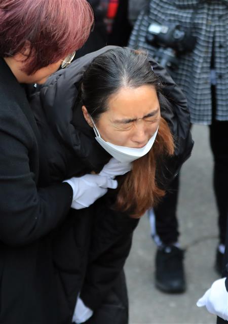 9일 오전 서울 종로구 서울대병원 장례식장에서 엄수된 고(故) 문중원 기수의 발인식에서 부인 오은주 씨가 슬픔에 잠겨있다. 한국마사회의 비리 의혹을 폭로하는 유서를 남긴 채 스스로 목숨을 끊은 고인은 그가 말을 달렸던 부산경마장에서의 노제를 끝으로 경남 양산 솥발산공원 묘원에 묻힌다. 2020.3.9 뉴스1