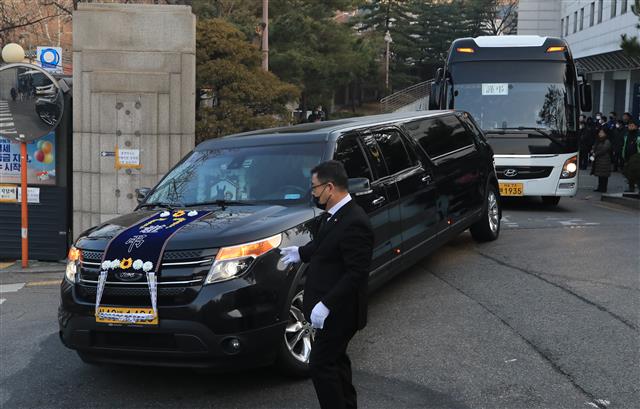 9일 오전 서울 종로구 서울대병원 장례식장에서 엄수된 고(故) 문중원 기수의 발인식에서 운구차량이 장례식장을 나서고 있다. 한국마사회의 비리 의혹을 폭로하는 유서를 남긴 채 스스로 목숨을 끊은 고인은 그가 말을 달렸던 부산경마장에서의 노제를 끝으로 경남 양산 솥발산공원 묘원에 묻힌다. 2020.3.9 뉴스1