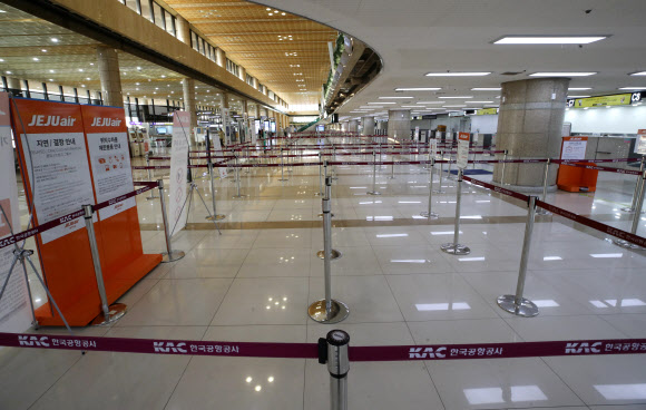 9일 서울 강서구 김포국제공항 국제선 청사가 일본 입국제한 여파로 썰렁한 모습을 보이고 있다. 2020.3.9  연합뉴스