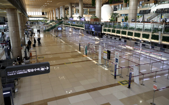 9일 서울 강서구 김포국제공항 국제선 청사가 일본 입국제한 여파로 썰렁한 모습을 보이고 있다. 2020.3.9  연합뉴스