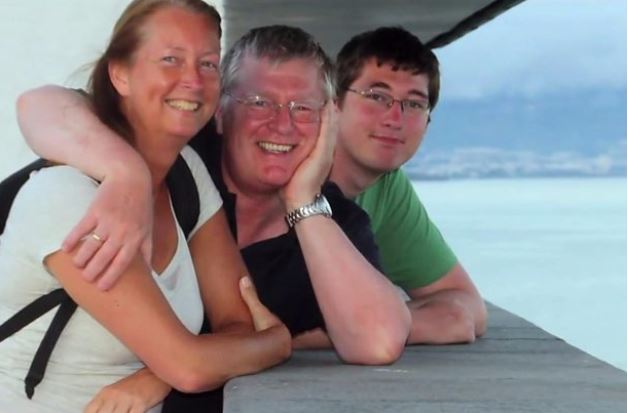 지난 2014년 7월 17일(이하 현지시간) 우크라이나 상공을 비행하다 격추된 말레이시아 항공 여객기 MH17 편에 탑승했다 목숨을 잃은 네덜란드인 플로엑 가족. 가운데 아버지 알렉스는 끝내 시신도 유류품도 일절 발견되지 않은 2명 중 한 명이며, 오른쪽 아들은 80조각의 유해로 발견됐다. BBC 동영상 캡처 