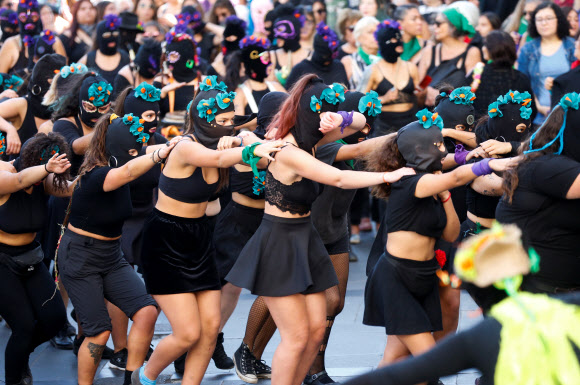 ‘세계 여성의 날’인 8일(현지시간) 칠레 발파라이소에서 열린 대규모 집회에서 참가자들이 행진을 하고 있다. 로이터 연합뉴스