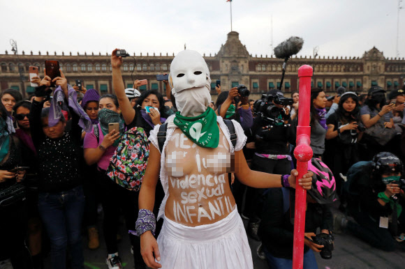 ‘세계 여성의 날’인 8일(현지시간) 멕시코 수도 멕시코시티 시민들이 가두행진을 하고 있다. 로이터 연합뉴스