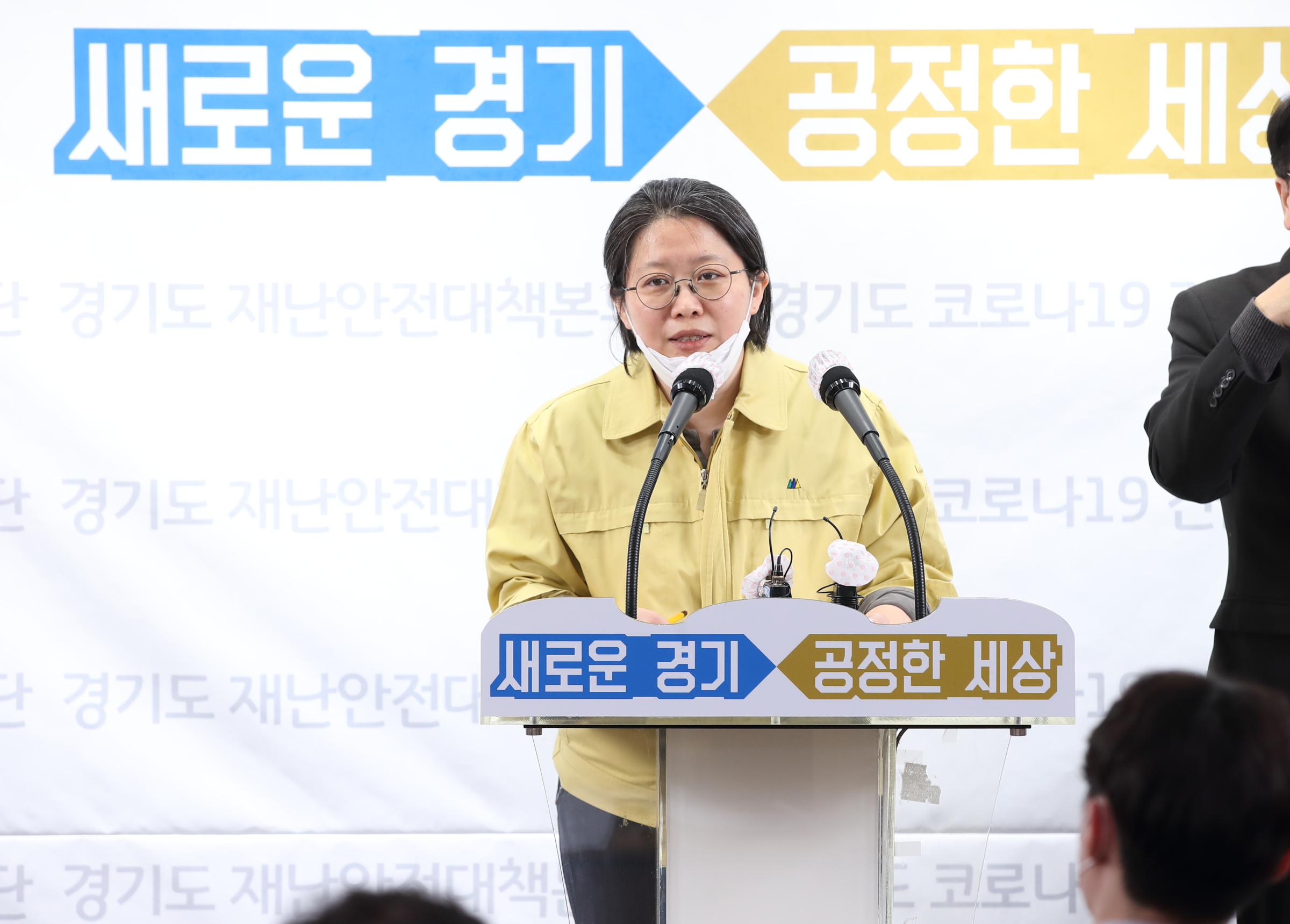 9일 오후 경기도청 브리핑룸에서 이희영 경기도 코로나19 긴급대책단 공동단장이 코로나19 긴급대책단 정례브리핑을 하고 있다. 경기도제공 