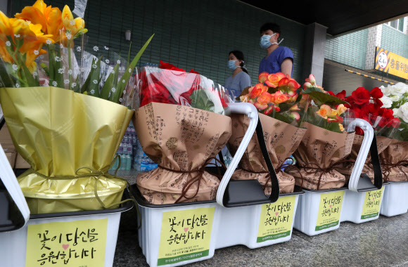 9일 신종 코로나바이러스(코로나19) 지역거점병원인 대구 중구 계명대 대구동산병원 비상대책본부 앞에 한국화훼학회와 인간식물환경학회가 “꽃이 당신을 응원합니다”라는 응원메시지와 함께 보낸 화분이 놓여 있다. 2020.3.9  연합뉴스