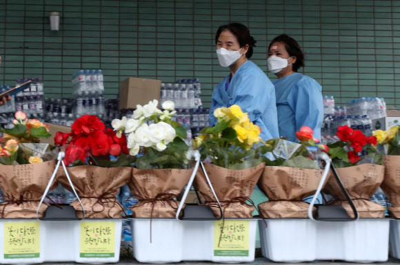 9일 신종 코로나바이러스(코로나19) 지역거점병원인 대구 중구 계명대 대구동산병원 비상대책본부 앞에 한국화훼학회와 인간식물환경학회가 “꽃이 당신을 응원합니다”라는 응원메시지와 함께 보낸 화분이 놓여 있다. 2020.3.9  연합뉴스