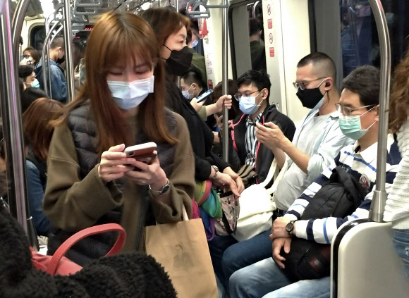 7일 대만 타이베이 지하철에 탄 승객들이 코로나19 예방을 위해 마스크를 착용하고 있다. 2020.3.7  AP 연합뉴스