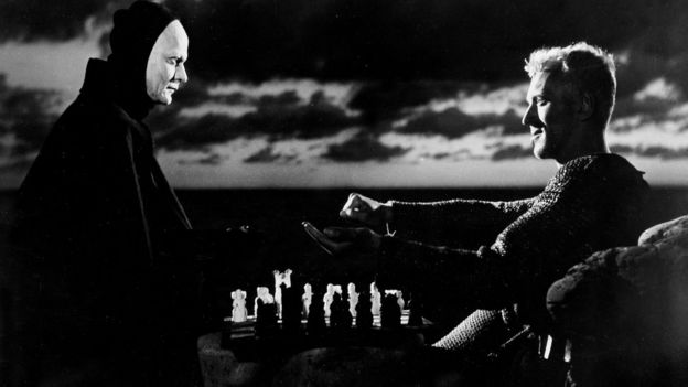 잉그마르 베르히만 감독의 1975년작 ‘제7의 봉인’에 출연해 죽음(벵크트 에케롯 연기)와 체스 한판을 두는 막스 폰 시도우. AFP 자료사진