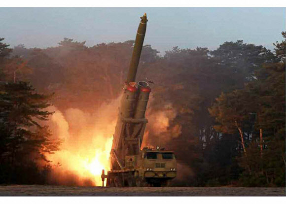 북한이 공개한 ‘초대형 방사포’ 추정 무기
