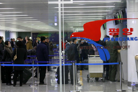 북한 평양국제공항서 출국 수속 밟는 승객들