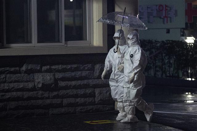 우산 같이 쓰고 병동으로