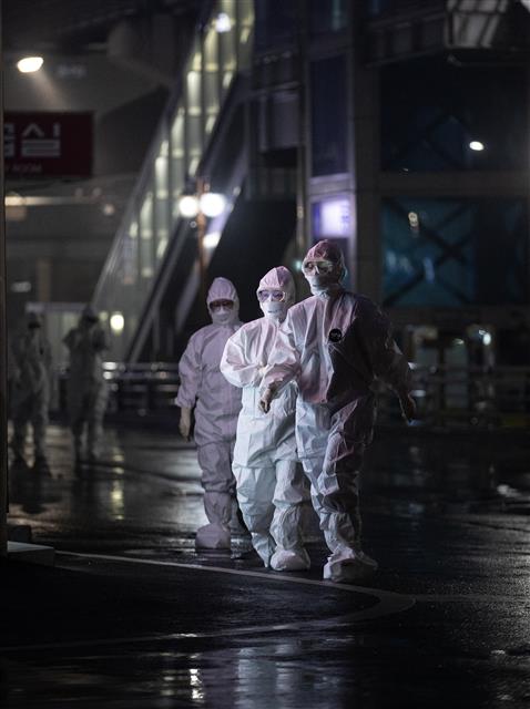 코로나19 의료진 ‘새벽을 깨우며’