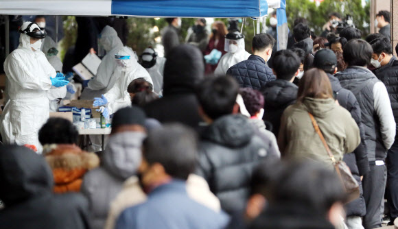 검사기다리는 구로구 코리아빌딩 입주자들
