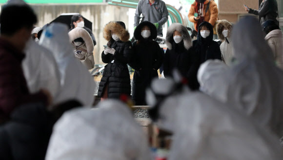 검사 기다리는 구로구 코리아빌딩 입주자들