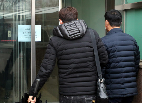 정문엔 건물 폐쇄, 뒷문은?