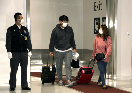 나리타공항입국한 한국발 항공편 승객들