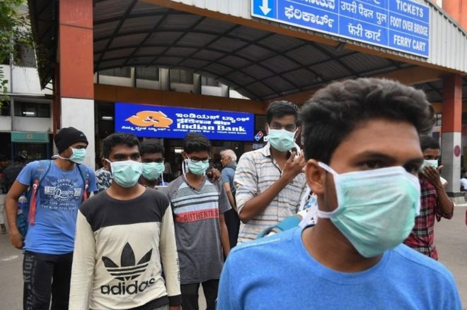 인도의 젊은이들이 4일(현지시간) 방갈로르 시 철도 역을 마스크를 쓴 채 빠져나오고 있다. 방갈로르 AFP 연합뉴스 