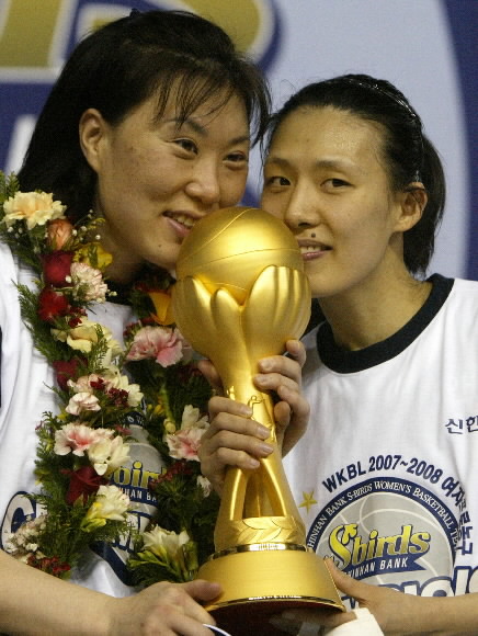 2007~08시즌 여자프로농구에서 신한은행에서 한솥밥을 먹으며 팀의 통합 우승을 이끈 한국 여자농구의 레전드 전주원(오른쪽)과 정선민. 연합뉴스