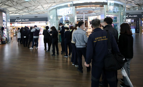 공항에서 마스크 구하려면