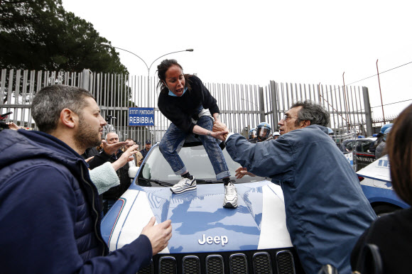 경찰과 충돌하는 이탈리아 재소자 가족들
