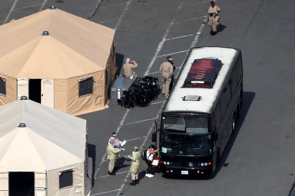 버스 탑승하는 ‘그랜드 프린세스’호 하선객