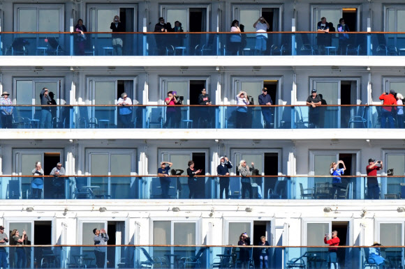 오클랜드항 바라보는 ‘그랜드 프린세스’호 승객들