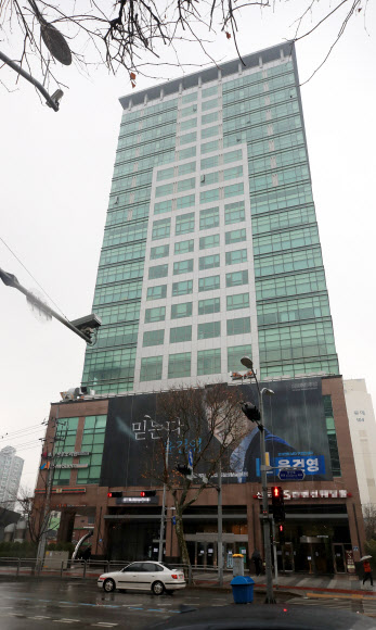 윤건영 선거캠프 입주 건물 확진자 발생…“선제적 자가격리”