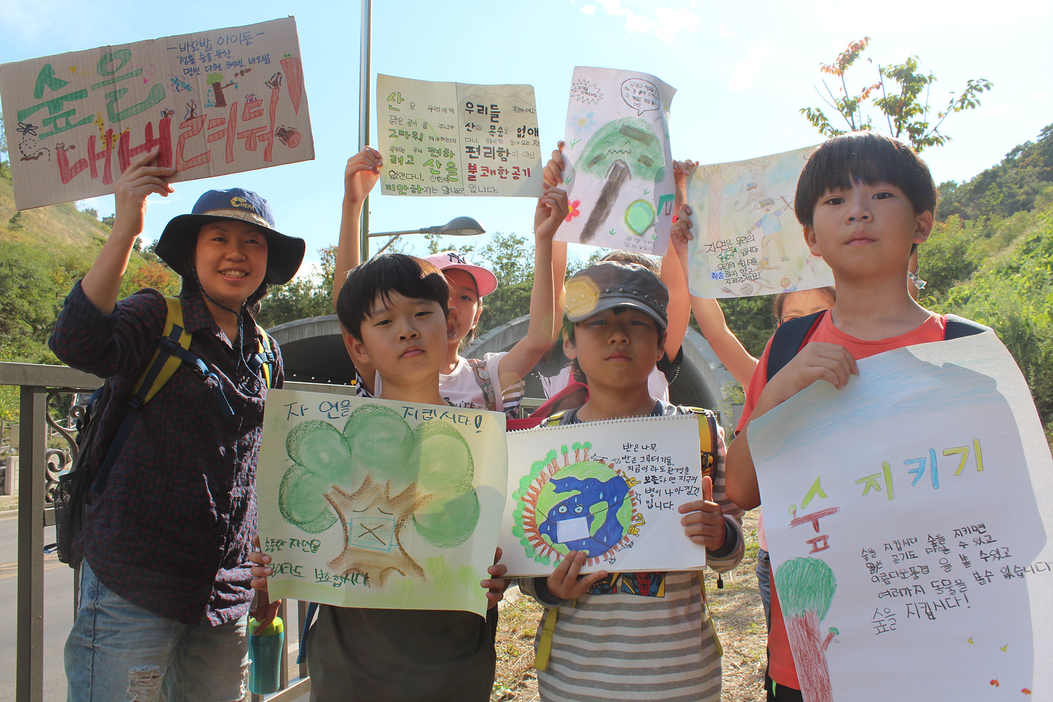 “숲을 내버려 둬요”  2015년 한남정맥 훼손을 반대하고 나선 인천 어린이들.(인천녹색연합 제공)