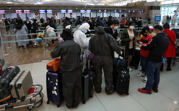10일 오전 인천국제공항 1터미널에서 승객들이 중국행 비행기 탑승수속을 위해 줄을 서 기다리고 있다.  연합뉴스