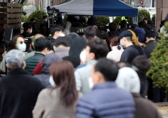 구로구 검사소에 몰리는 시민들