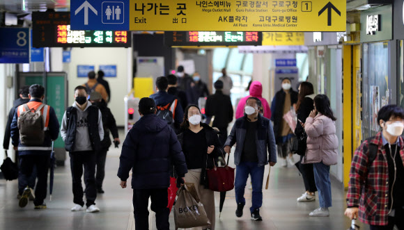 구로역 이용하는 시민들