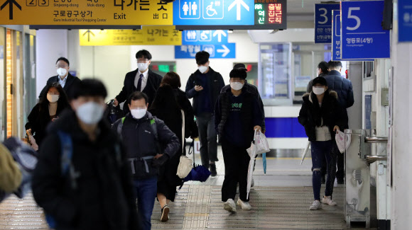 구로역 이용하는 시민들