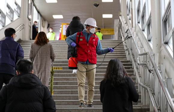 구로구 코리아빌딩 관련 코로나19 확진자 동선 방역하는 시설공단관계자
