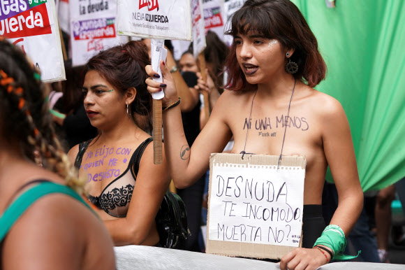 9일(현지시간) 아르헨티나 부에노스아이레스에서 여성들이 여성 글로벌 파업을 지지하고 성 폭력 반대 시위를 벌이고 있다. 로이터 연합뉴스