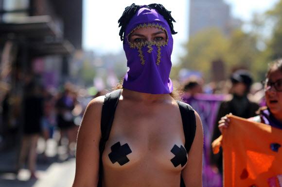 9일(현지시간) 칠레 산티아고에서 한 여성이 국제 여성의 날 활동의 일환으로 시위에 참가하고 있다. 로이터 연합뉴스