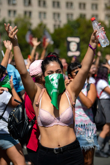 9일(현지시간) 칠레 산티아고에서 여성들이 국제 여성의 날 활동의 일환으로 시위에 참가하고 있다. AFP 연합뉴스