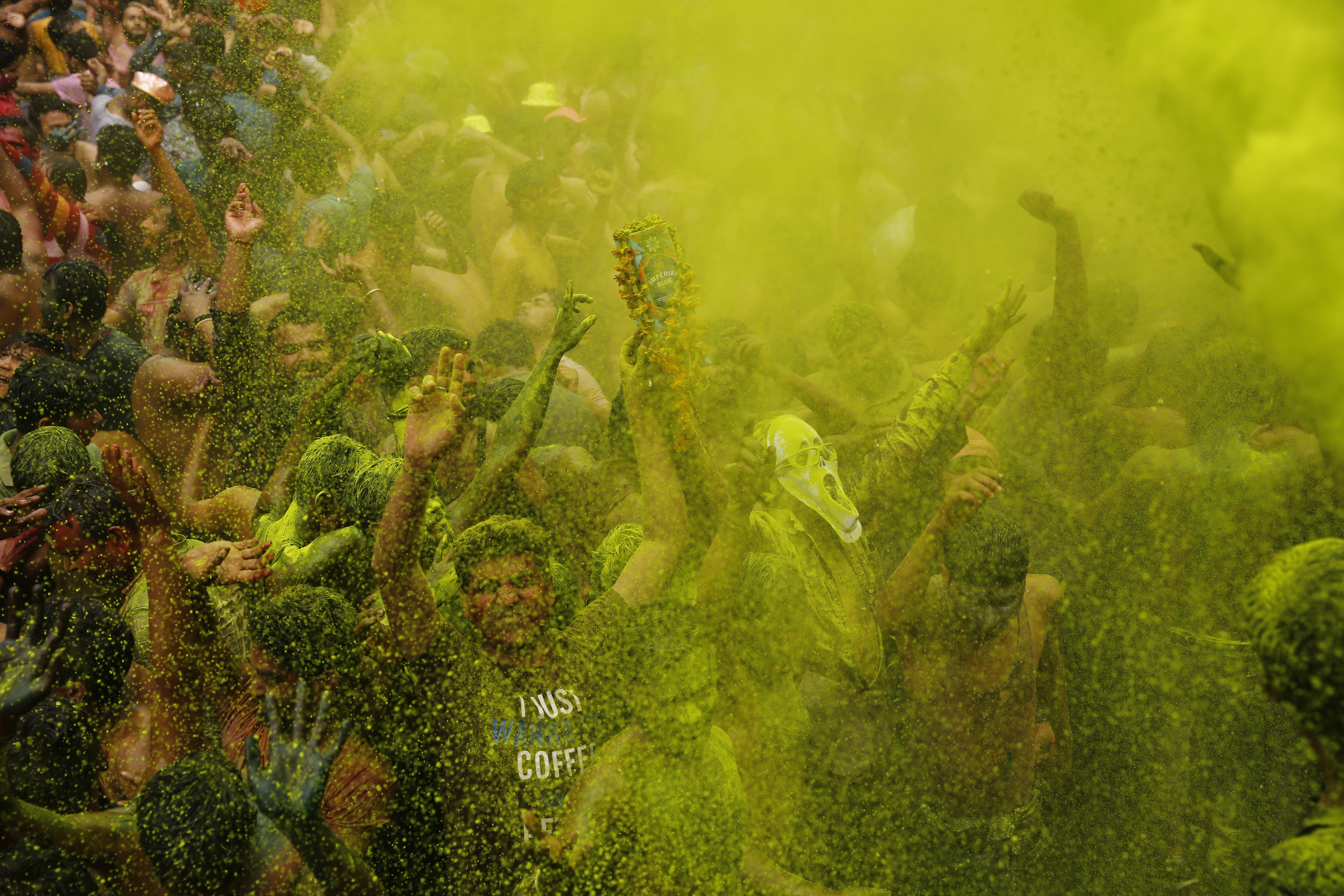 인도인들이 10일(현지시간) 인도 프라야그라즈에서 힌두교의 색채 축제인 ‘홀리’를 기념하며 색 스프레이 물에 흠뻑 젖어 춤을 추고 있다. AP 연합뉴스